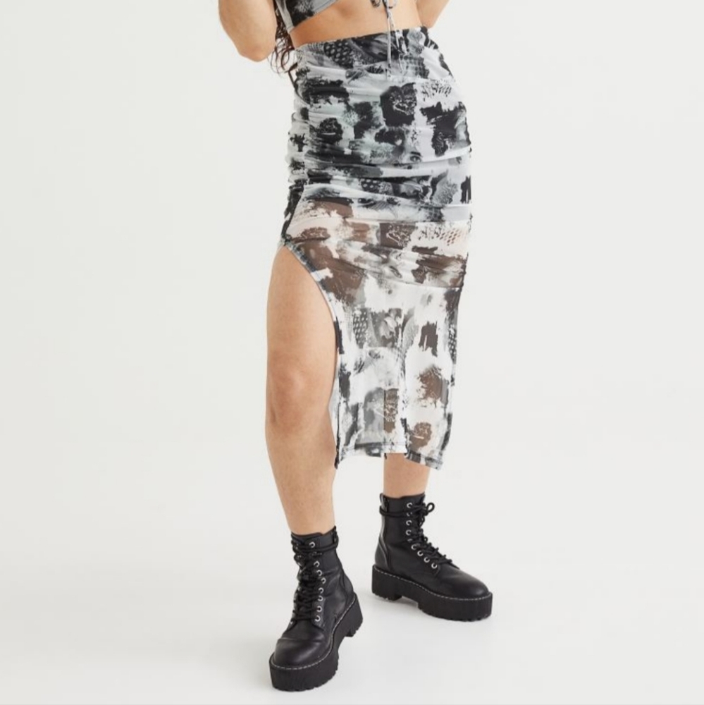 ✨CLEAROUT✨ H&M Mesh Skirt Printed Black & White Patterned Skirt Size Large